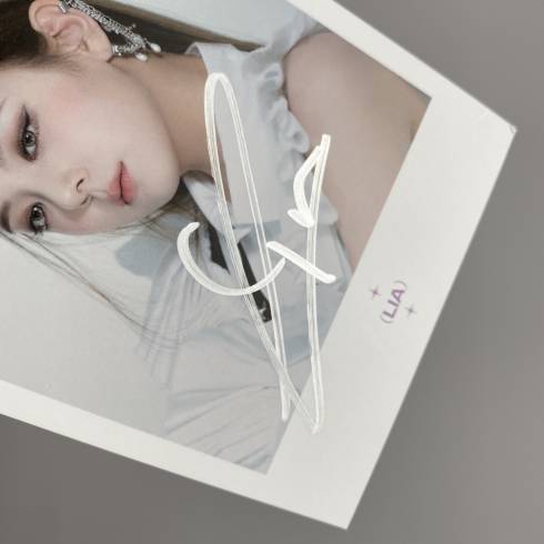 ITZY LIA SIGNED 5TH MINI ALBUM 'CHECKMATE' OFFICIAL EVENT POSTCARD